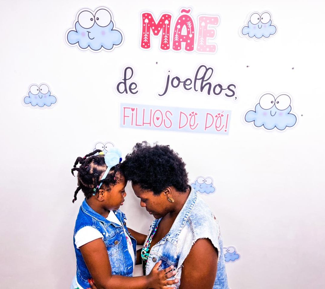 MURAL- MÃES DE JOELHO, FILHOS DE PÉ.